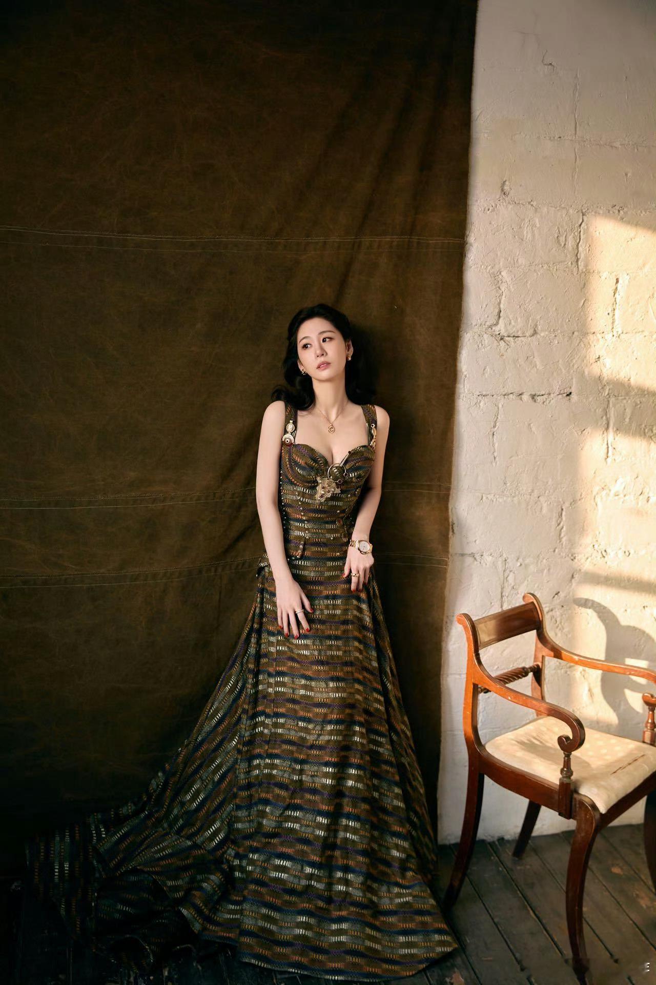 青青娱乐张碧晨的造型堪称惊艳。阳光遇上金属光泽，美得别具一格。就冲这颜值造型，今