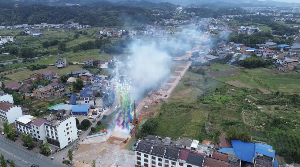 近日，长赣高铁湖南段南川河特大桥19号墩首桩在浏阳市大瑶镇顺利破土开钻，这一关键