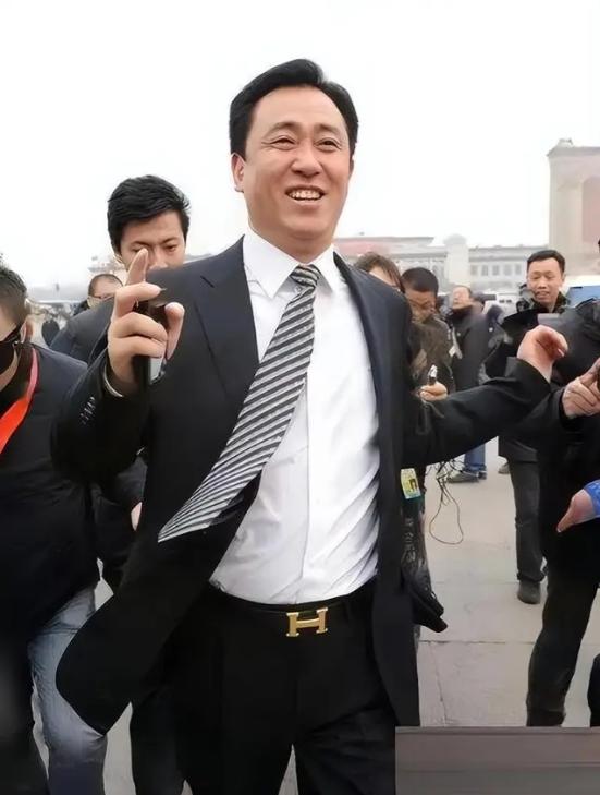 “你知道‘许皮带’这外号怎么来的吗？”许家印是个极要面子的人，出门时头发梳得锃亮