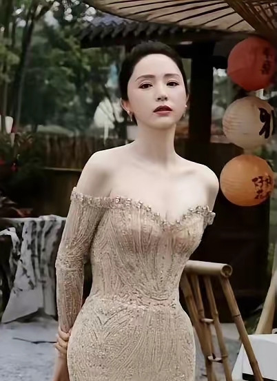 张维伊这运气，是不是太好了点47岁的董璇一出场，真没人敢信年龄，闪钻鱼尾裙往身上一裹，腰线、肩线、腿
