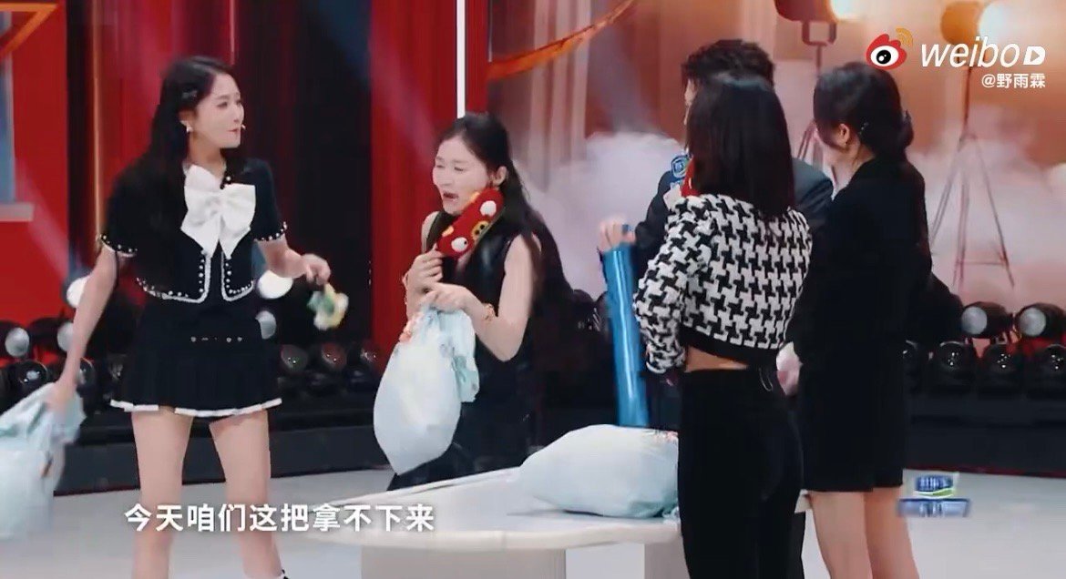 杨幂复刻爷们儿要脸王牌对王牌超爱看杨幂的各种综艺表现，王牌上的她也依旧没让我们失