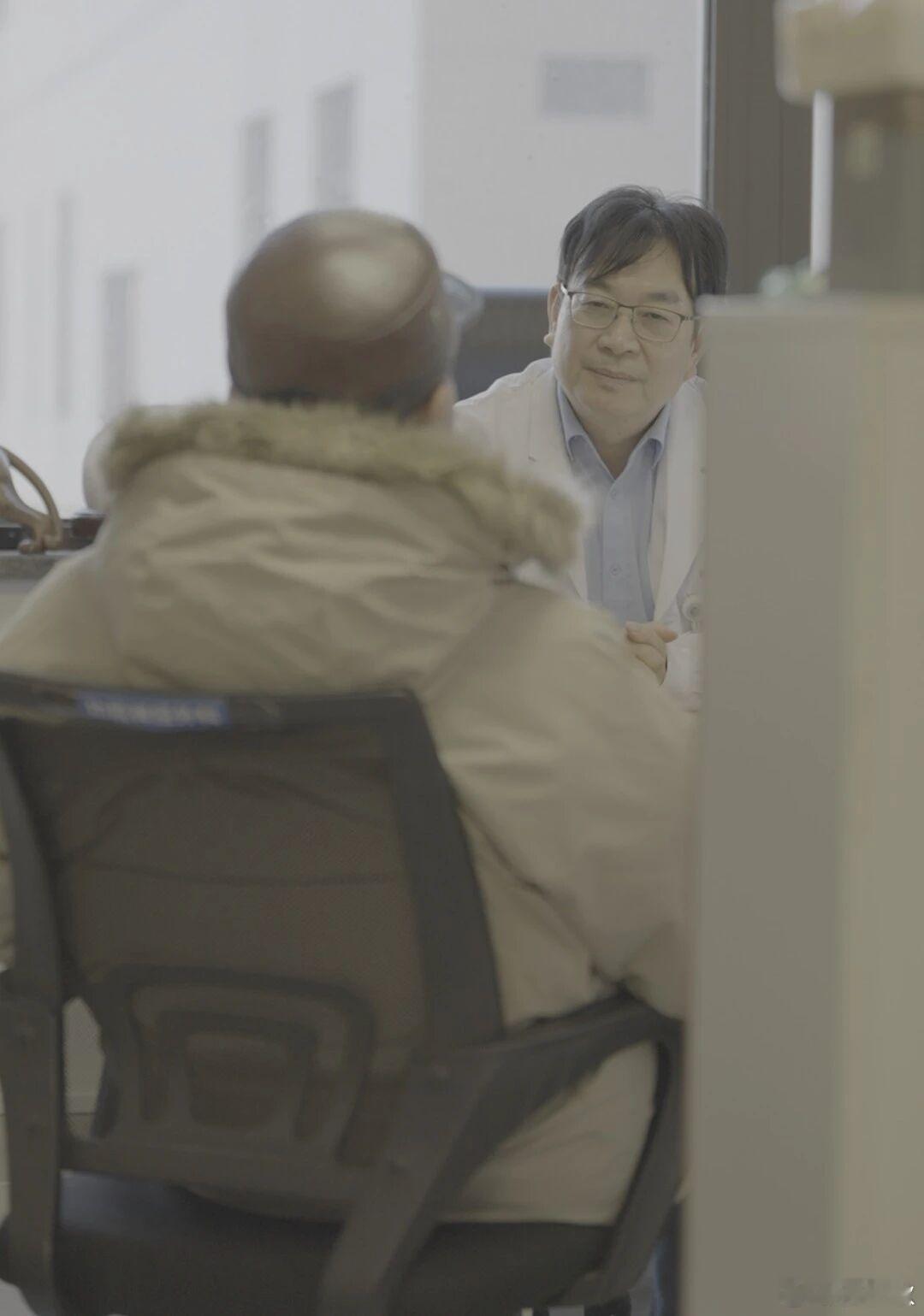 医生无意间唤醒了妈妈医生儿子，无意间唤醒了妈妈，更给很多阿尔兹海默症患者，带来了