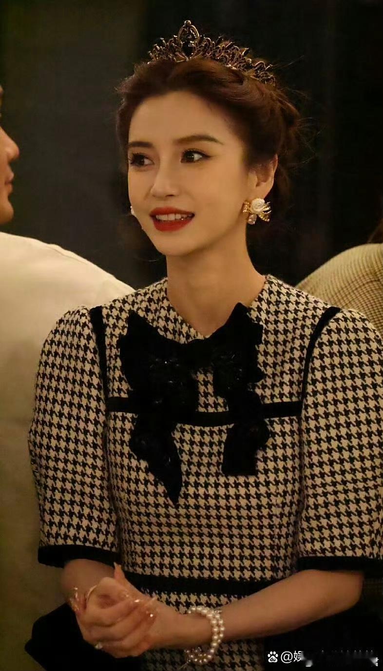 杨颖看秀谁能想到公主皇冠搭看秀造型这么好看啊！本来高定挺有距离感的，结果加个皇