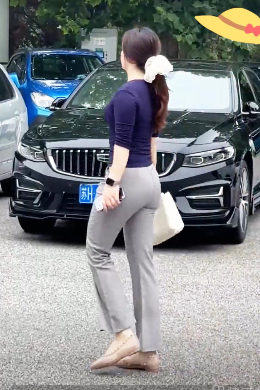 昨天上午，在街上，走来一个高挑且漂亮的40多岁女人。这时，听到旁边有男人