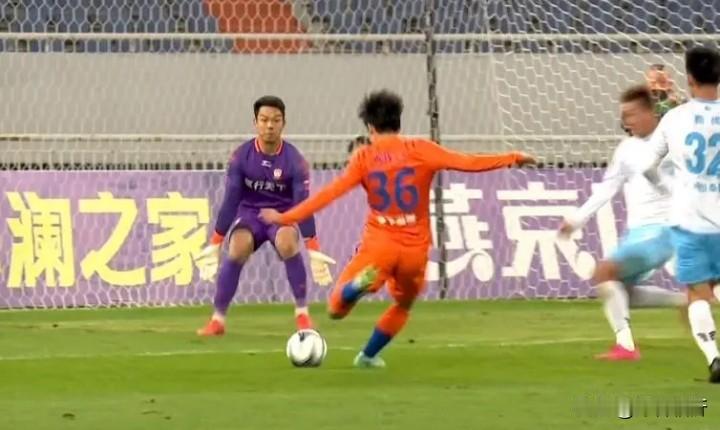 3月2日泰山队忙翻天！从山顶到球场，橙衣风暴一天连轴转3月2日这天，山东泰