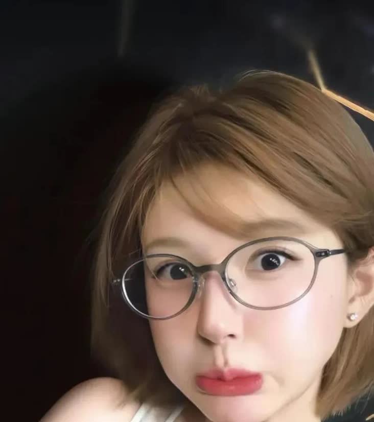 赵露思人设崩塌！假公章助农证书遭官方打脸，嚣张回应'假的就假的呗'引众怒！