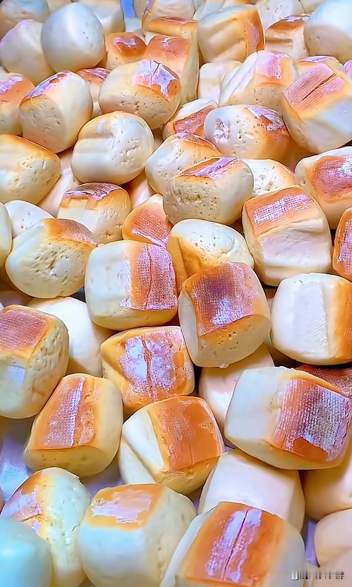 这个纯手工，没有提取麦胚和麦芽，老面发酵。保留了小麦的所有营养。柴火大铁锅蒸出来