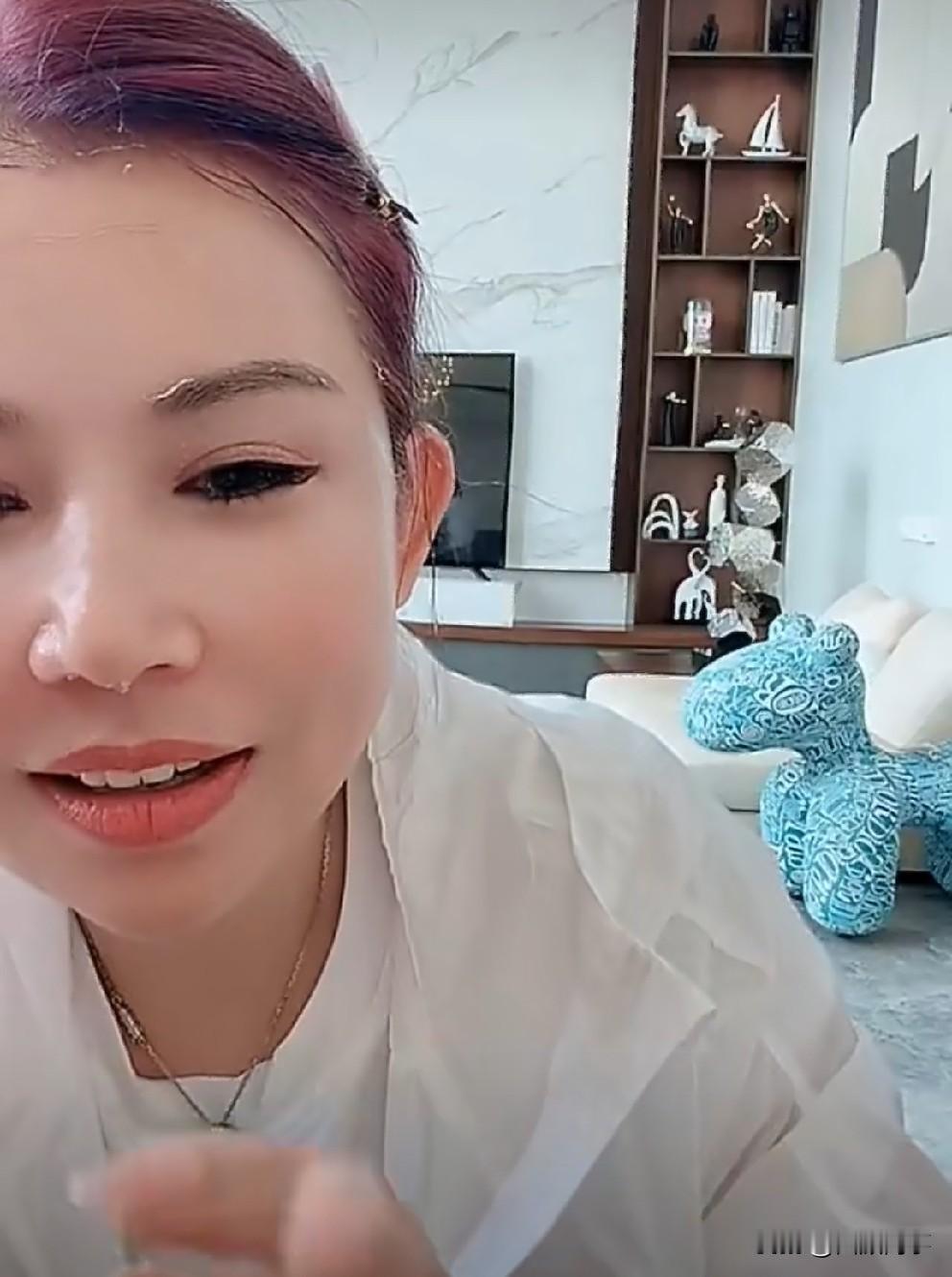 二驴表示辛巴对我挺好，送我一盒雪茄价值30万！二驴在驴姐直播