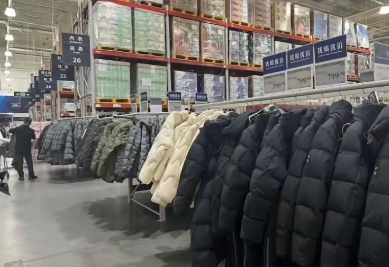 大家抢300多的羽绒服、选国产高端机，就嚷嚷着国人消费降级了，花钱越来越抠门，这