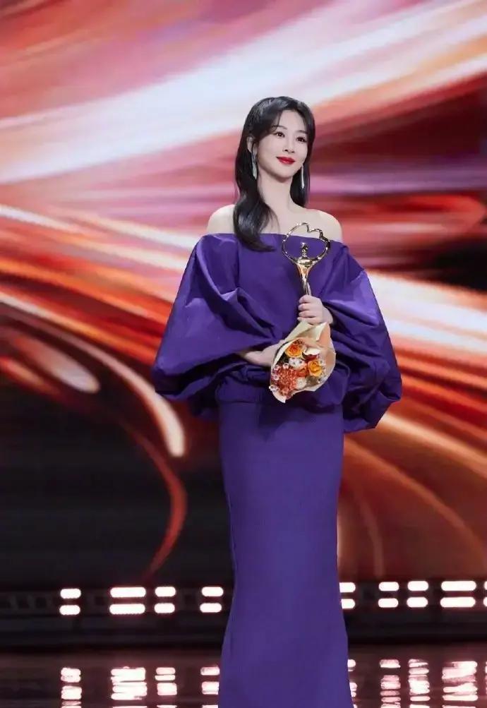 结果一出，热搜直接爆了！杨紫又拿下微博Queen，这已经是第三次，90花里独