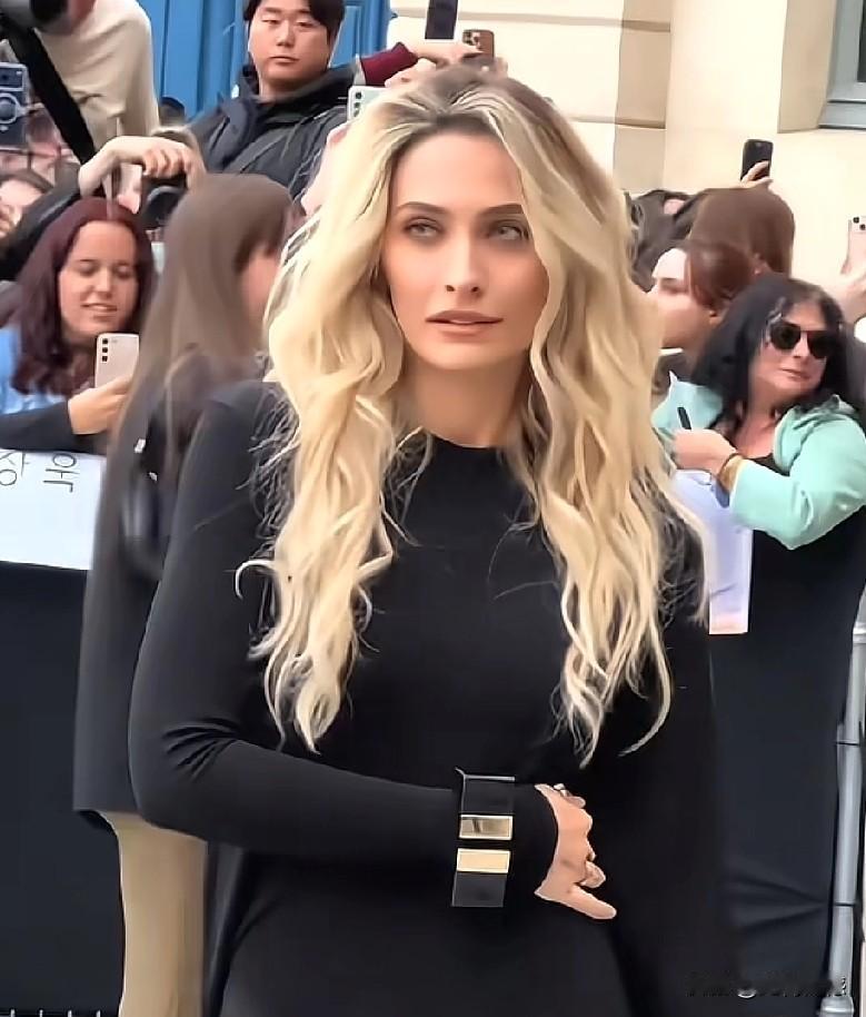 迈克尔杰克逊的女儿,如今已经长大了,他这个女儿是1998年出生的,今年已经27岁