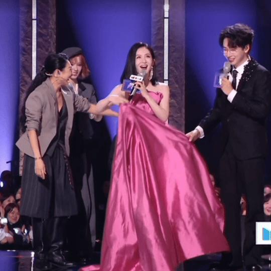 谢娜裙摆被踩掉了回归的谢娜还是那个熟悉的味道！哪怕遇到裙摆被踩掉的突发状况，她