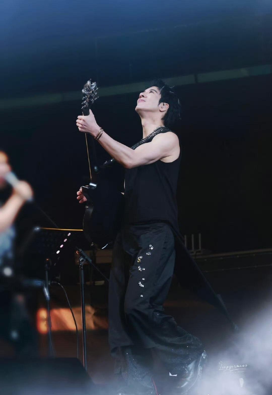 演唱会的“主菜”果然没让人失望！王力宏的专属电吉他一出场就惊艳全场，弹琴时没有摆