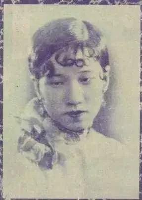 张学良最爱的女人是谁？少帅一生风流、红颜知己无数。“西安事变”后被幽禁，赵一荻陪