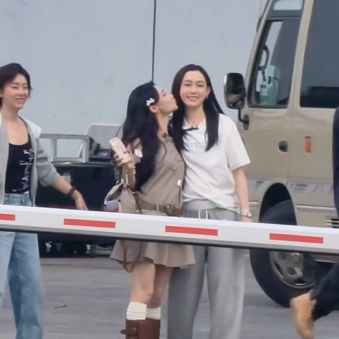 范玮琪何宣林浪姐上班互亲范玮琪和何宣林居然这么熟了，我天范玮琪何宣林互亲脸颊范玮