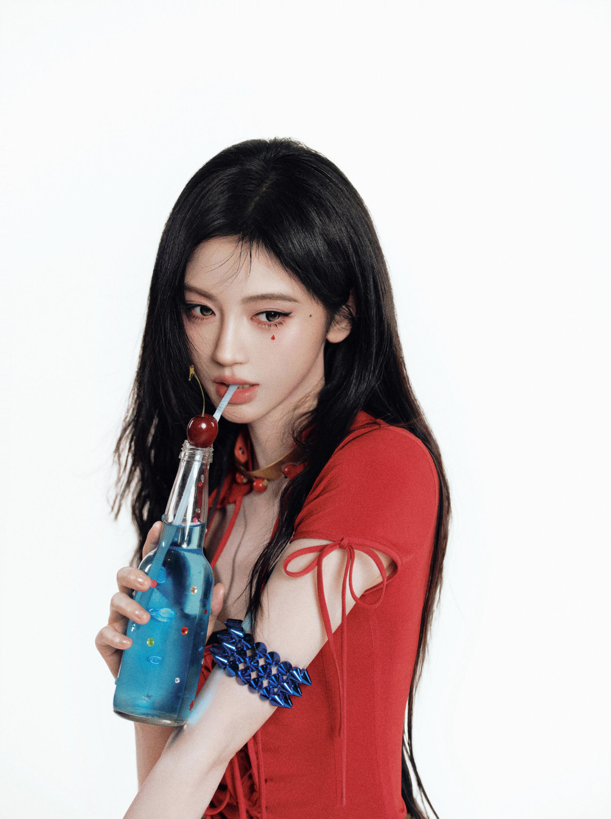 鞠婧祎红运辣妹妆亮相，珍珠苹果造型吸睛，丝袜怎么烂了？