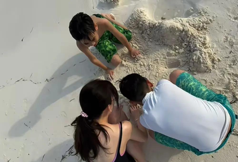 林志颖一家五口温馨出游，开启惬意度假时光。此行他们携带着整整七大件行李，可见准备