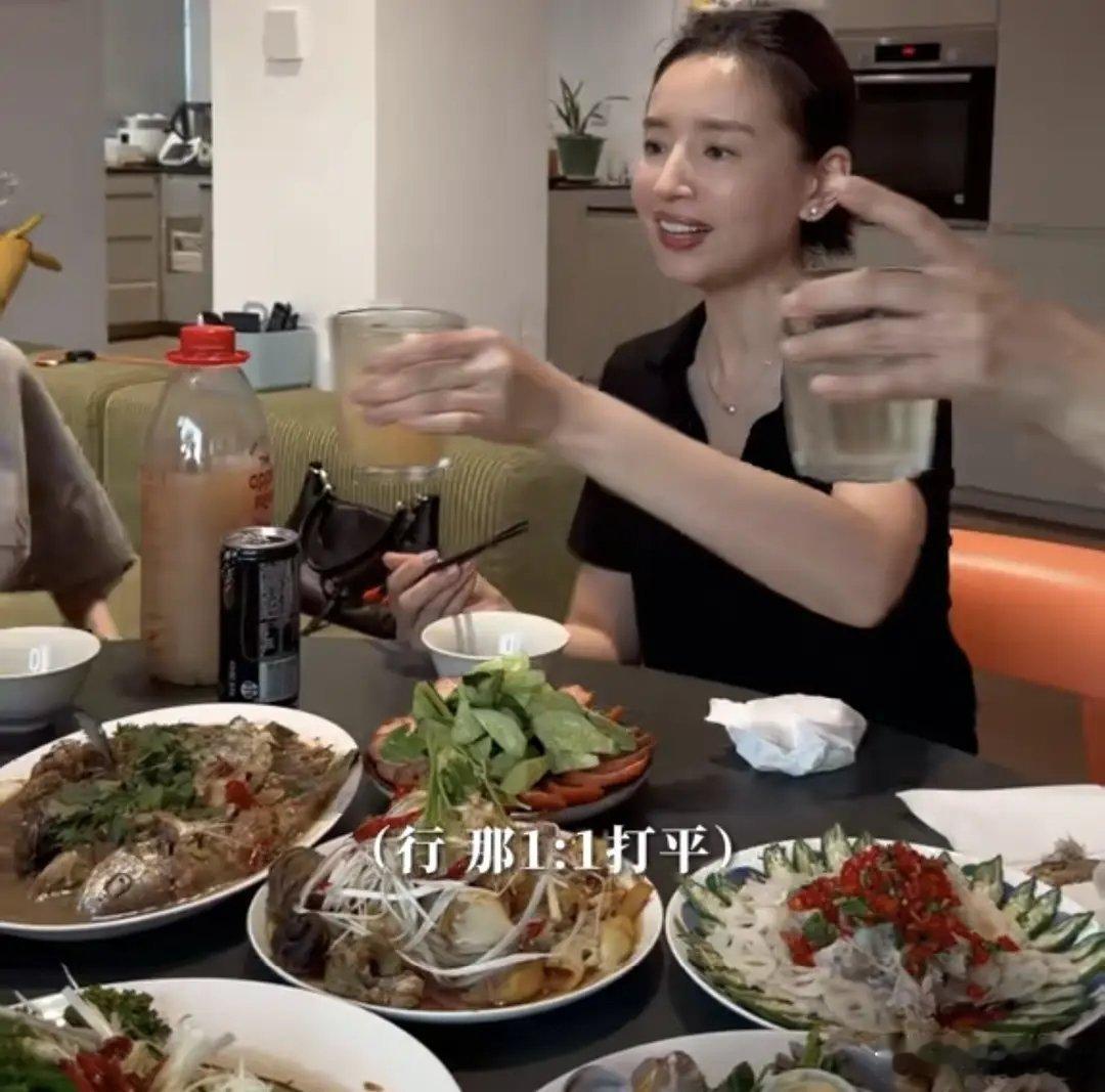 董洁去朋友家聚会，一个人做10道大菜！46岁颜值再次回春