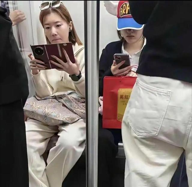 有钱没钱，其实一眼就能看穿，根本藏不住。别光看穿啥牌子，得看气质。真有钱的人往往