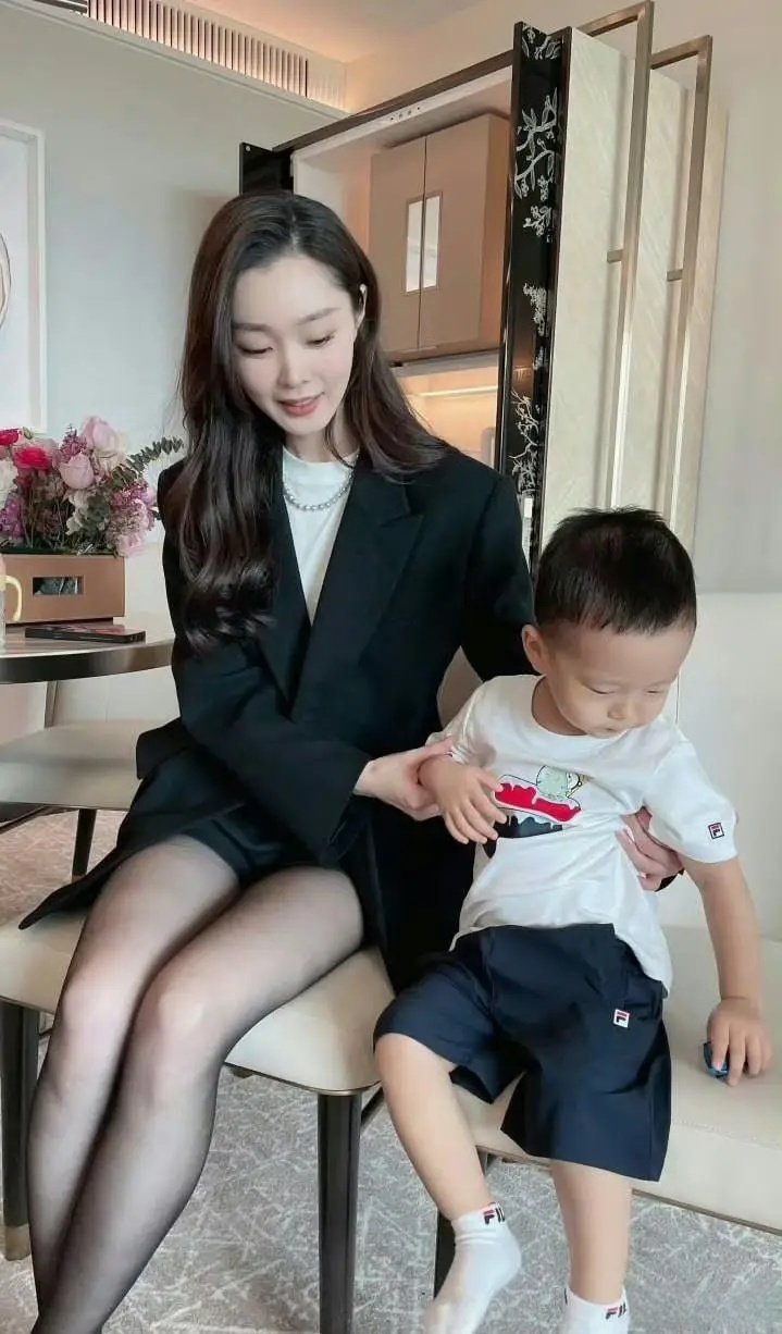 宋轶这组带娃随拍很松弛，想起她之前不爱穿丝袜，这身搭配意外适配。
