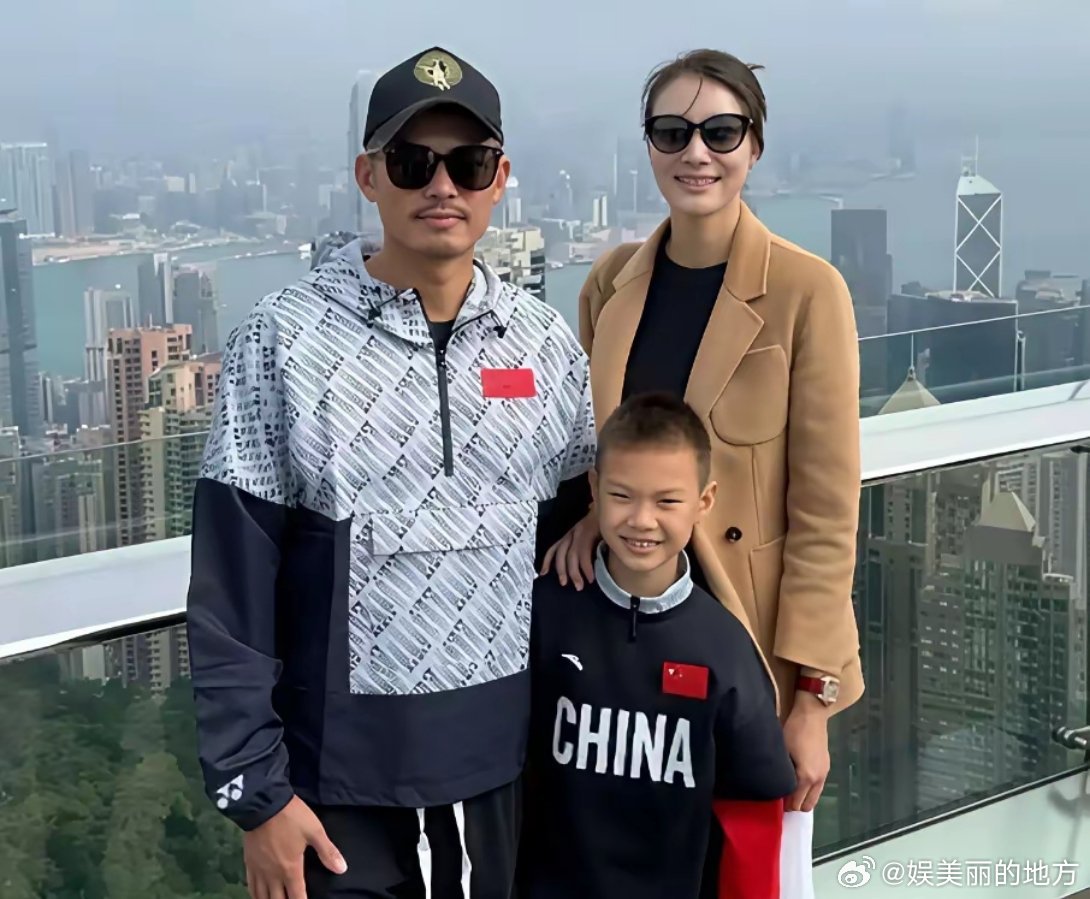 43岁的林丹给所有网友提了个醒男人犯错不要紧，只要真心悔过，照样可以老婆孩子热炕