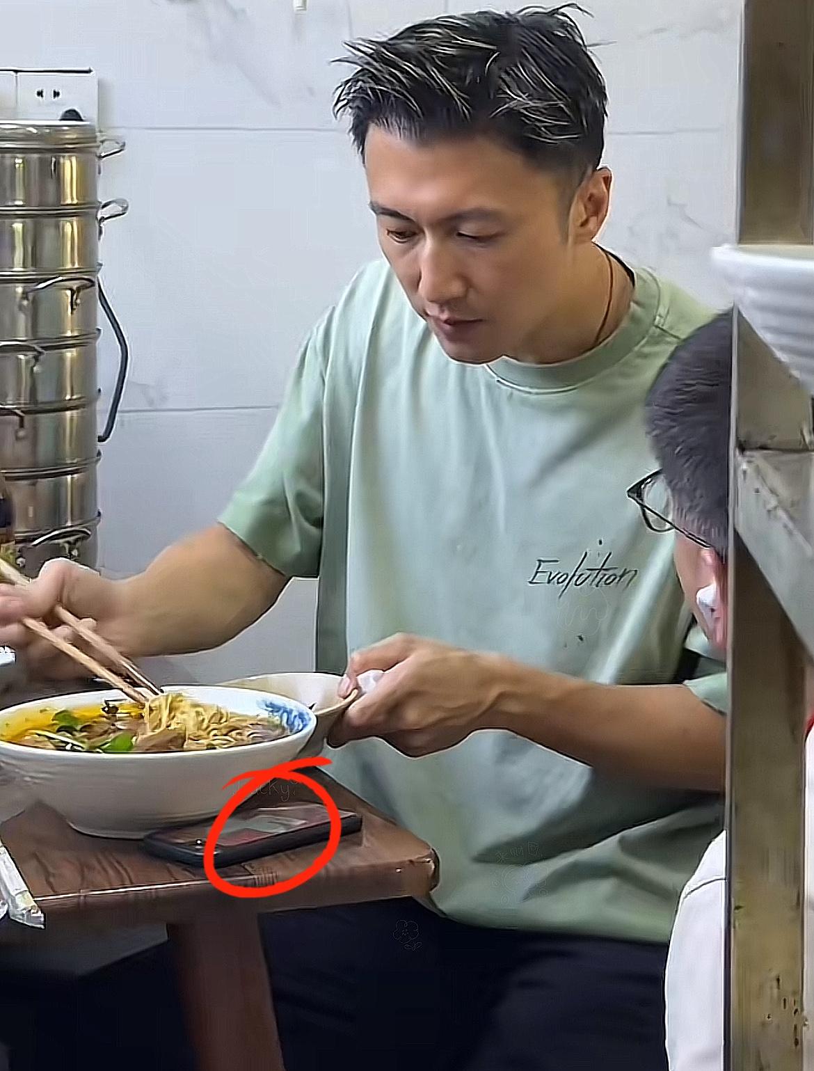 王菲这辈子都不会离开谢霆锋！原因很简单的，谢霆锋这次重庆演唱会结束，去吃面条