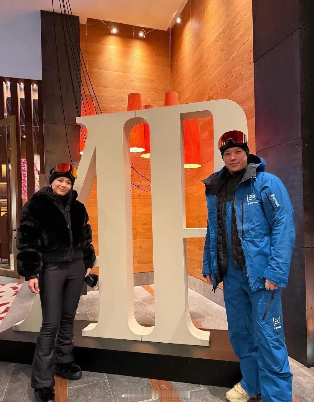 47岁胡杏儿和老公李乘德到瑞士滑雪度假，夫妻俩的打扮好酷炫，胡杏儿打扮时尚显贵气