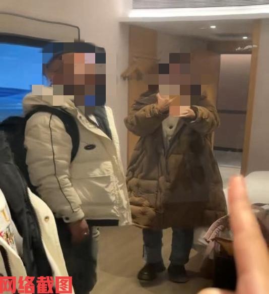 深夜有客人住酒店遭遇玻璃透视。在于客人入住酒店后，发觉自己在室内看外面无法看