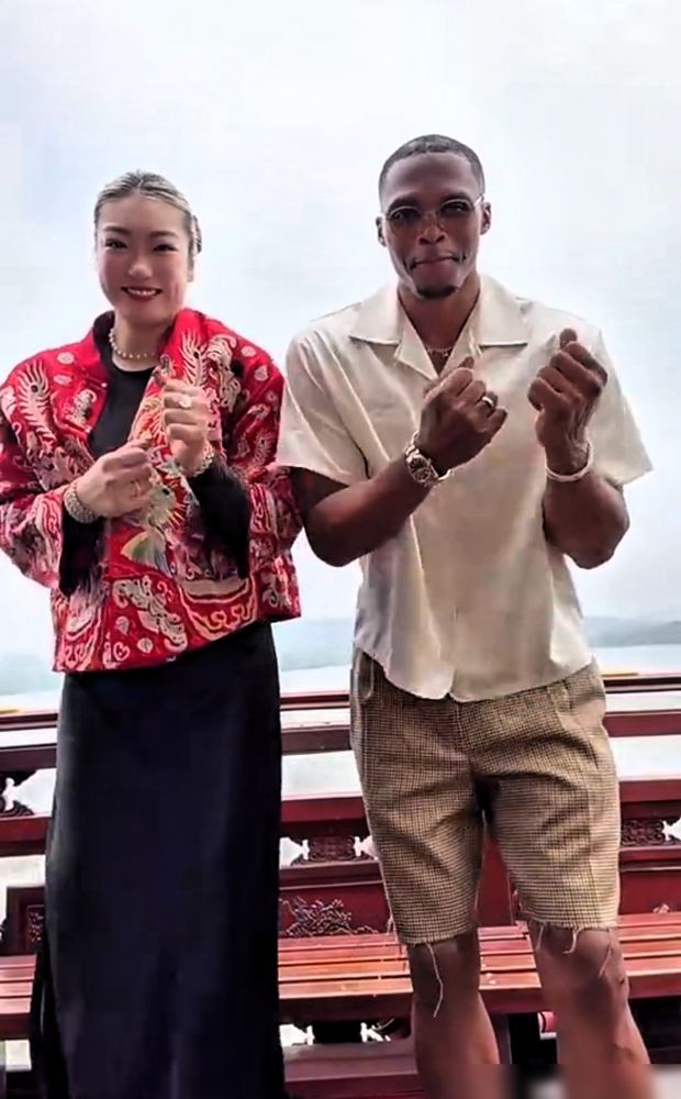威少来杭州，李梦往他旁边一站，评论区直接炸了。网友原话：感觉梦姐这体格，能单打威少。9月30日西湖游