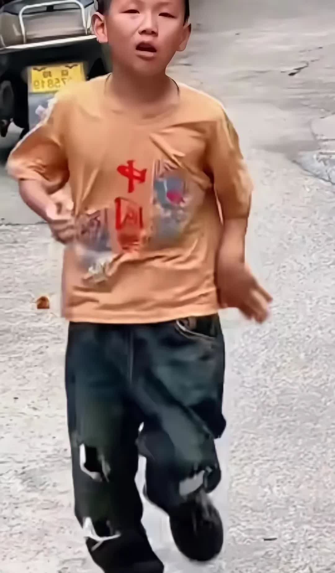 泪酸，再次都是眼泪，远嫁的女子离婚三年后，便偷偷开车来看孩子，婆家没敢去，趁孩子