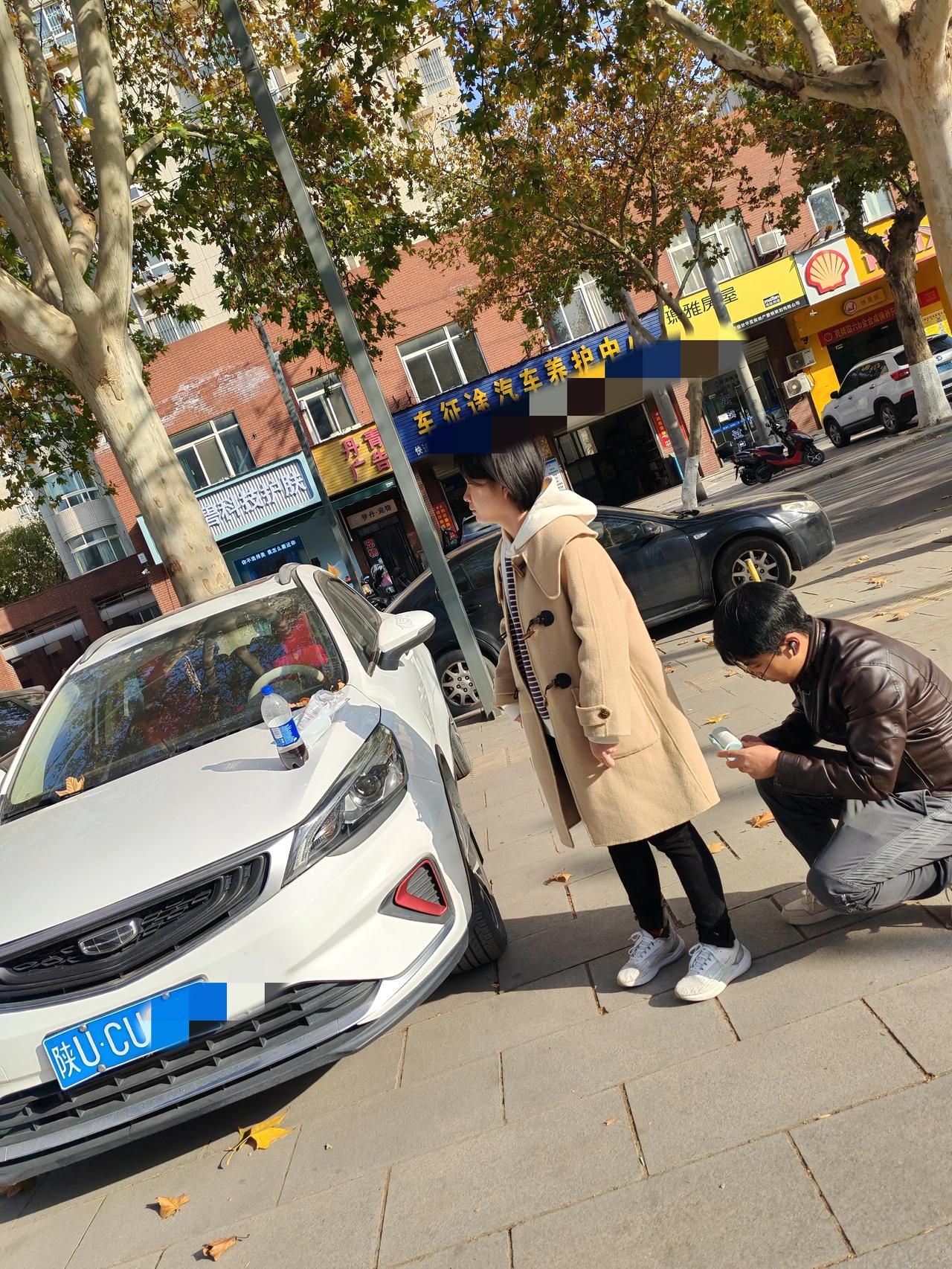 陕西男人爱媳妇，实打实的坐标西安，这是我前天中午拍摄到的两张图片，我路过一停车