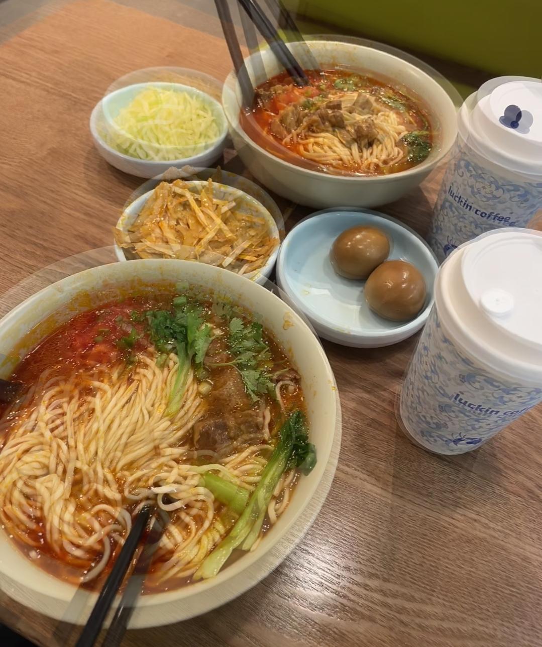 早上老公煮的面条咸得能齁出眼泪,我捏着筷子犹豫半天,才敢小声说“太咸了”,他让我