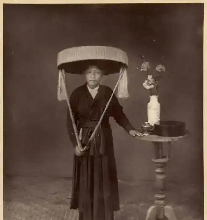 中法战争期间，清军入越南后大量拐卖当地妇女到广东。冯子材坐在中军帐里，手里的马鞭轻轻敲着桌角。他面前