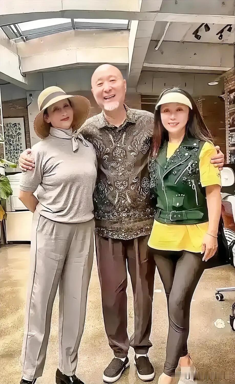 陈佩斯跟两位女歌手的合影，一般人看到这张合影只认出了喜剧大师陈佩斯，但这两个歌手