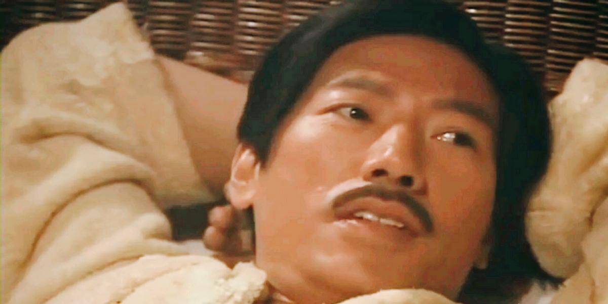 孙殿英刚洗完澡，正想喝杯热茶，结果太烫没抓稳，不小心将茶杯摔得稀碎！澡堂里的