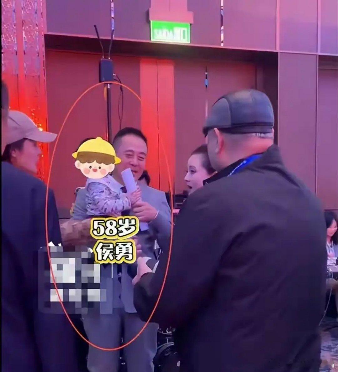 58岁侯勇三婚得子，娇妻颜值身材双在线，老来得子笑得合不拢嘴，58岁的他穿着笔挺