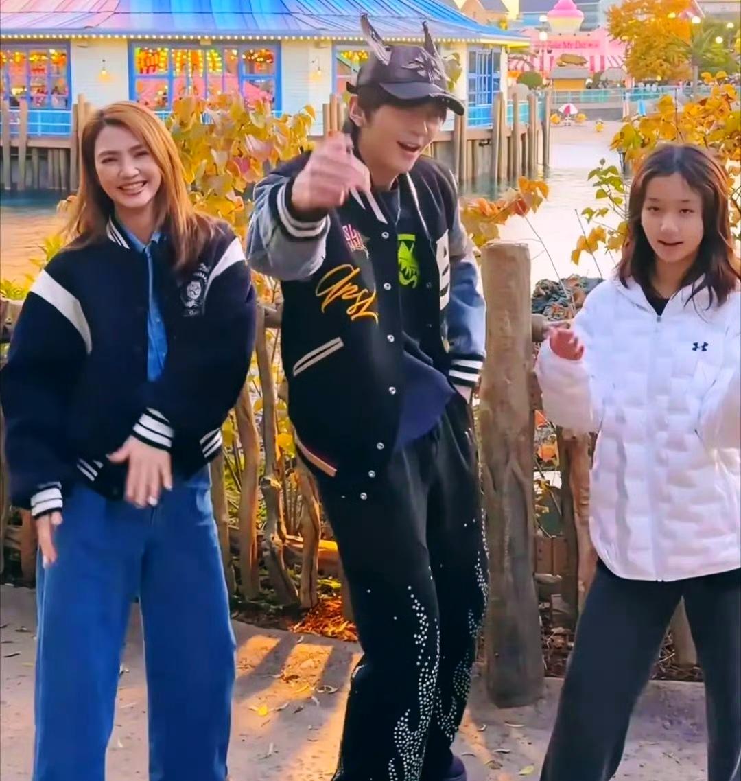 洪欣躺着赢麻了～洪欣两个孩子的长相和她简直是复制粘贴啊！大儿子张镐濂越长