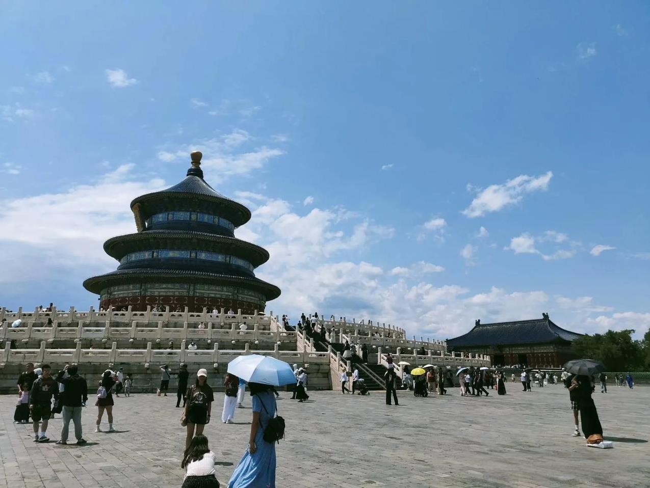 今天在天坛公园南门里，发现了这块具有历史意义的石碑~天坛公园作为明清两代皇帝祭