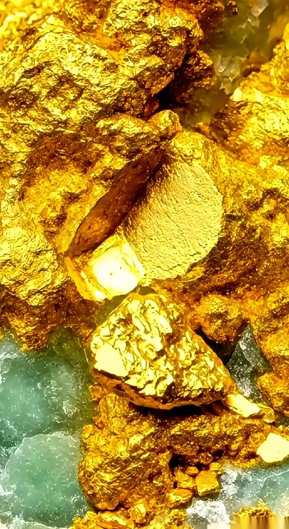 我跟你说个事儿，你听了别吓着。黄金涨价，根本不是什么市场缺货。是那些欠了一屁