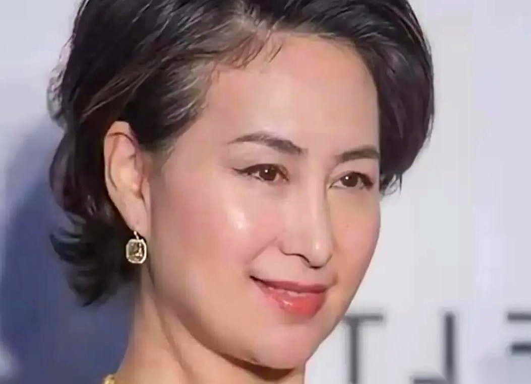 这段关于赌王千金何超琼的早年采访记录，至今依然能在旧影像里翻出水花。那是她和许晋亨结婚的第九个年头，