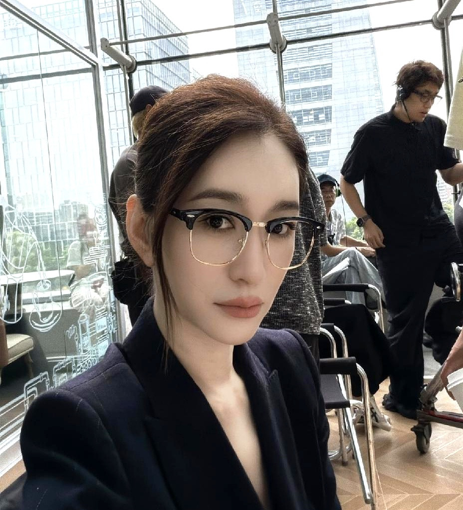 48岁的李小冉进组拍新戏，发了张片场西装照，配文却直接认怂：太久没说台词，紧张得后背直冒冷汗演了二十