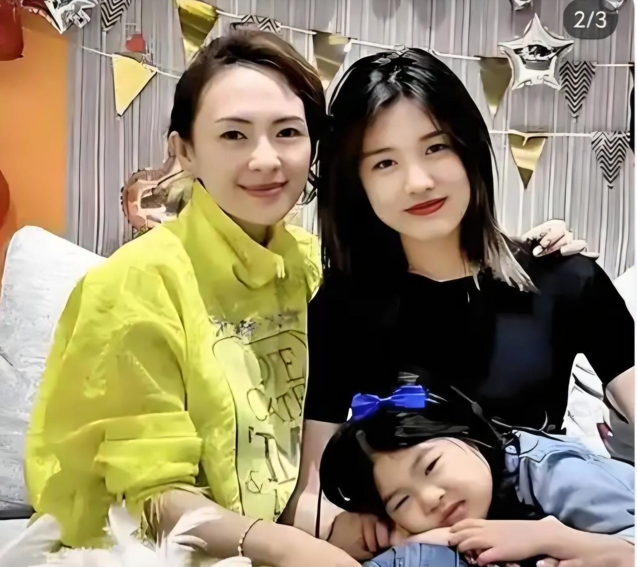 离婚3年！汪峰的女儿小苹果，喊得最亲的妈妈居然还是章子怡！去年小苹果18岁生