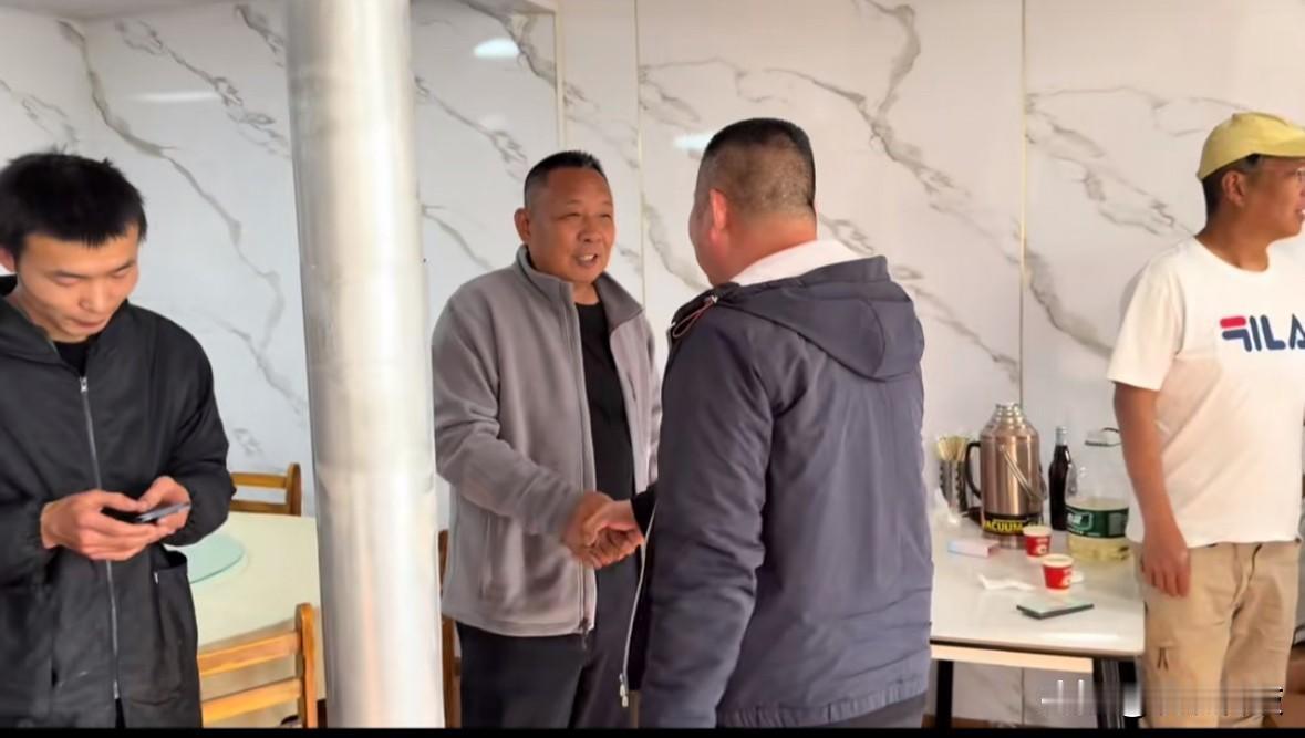 才出新疆，又下西藏，网友在西藏阿里地区改则县偶遇胖东来创始人于东来，于总欣然同意