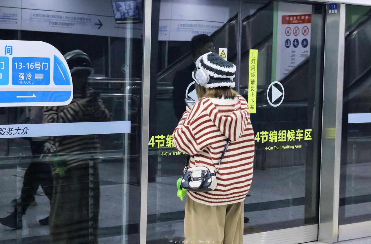 乘坐地铁时，请勿外放电子设备声音，请戴上耳机，让我们一起文明出行~