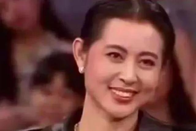 1999年，倪萍大半夜直奔冯小刚家，一进门就给冯小刚跪下，哭着说：老哥哥，你帮帮