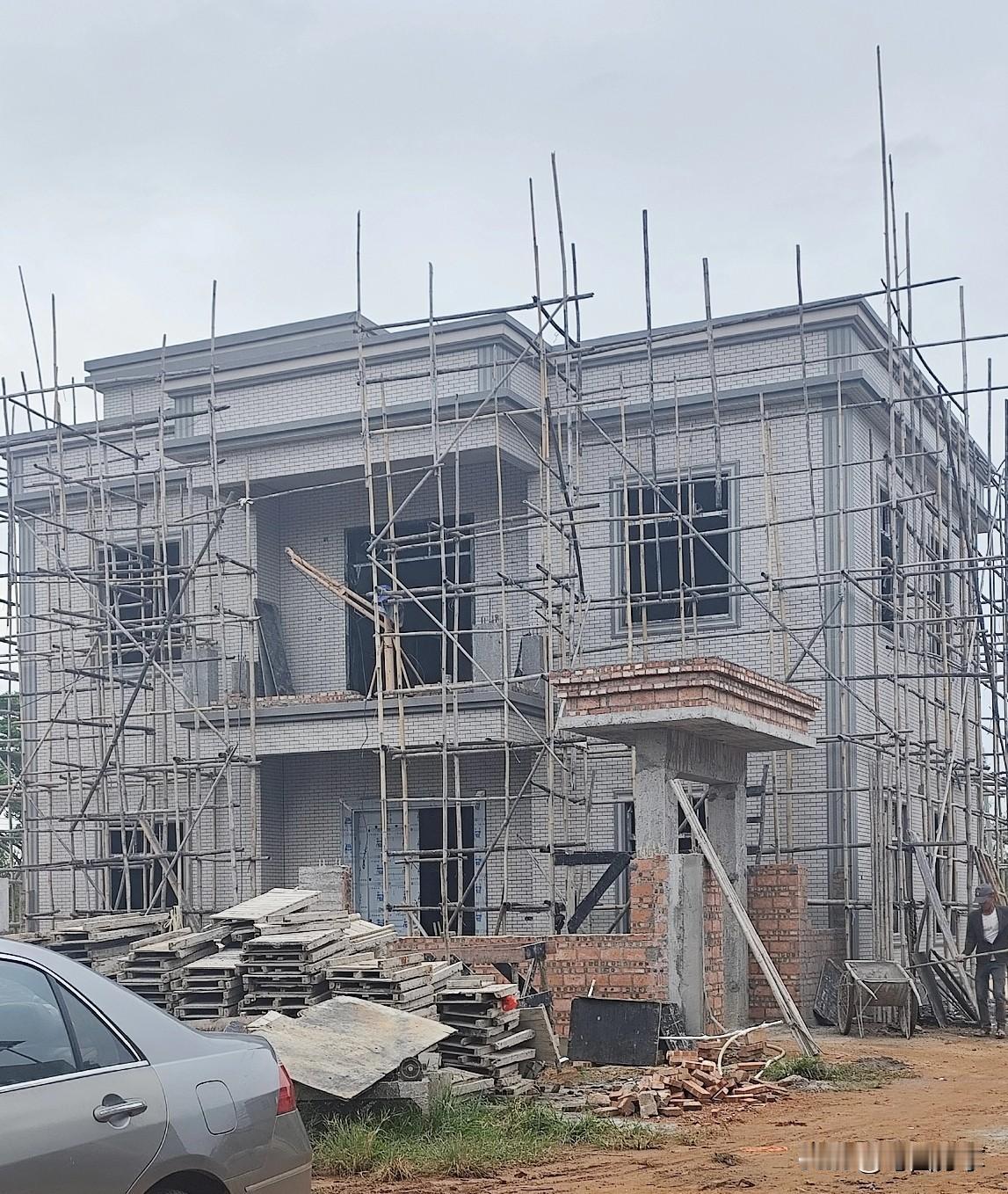 今年我们村建房子的特别多，起码有十几座，村里为啥突然多了群建房的？这阵子回村