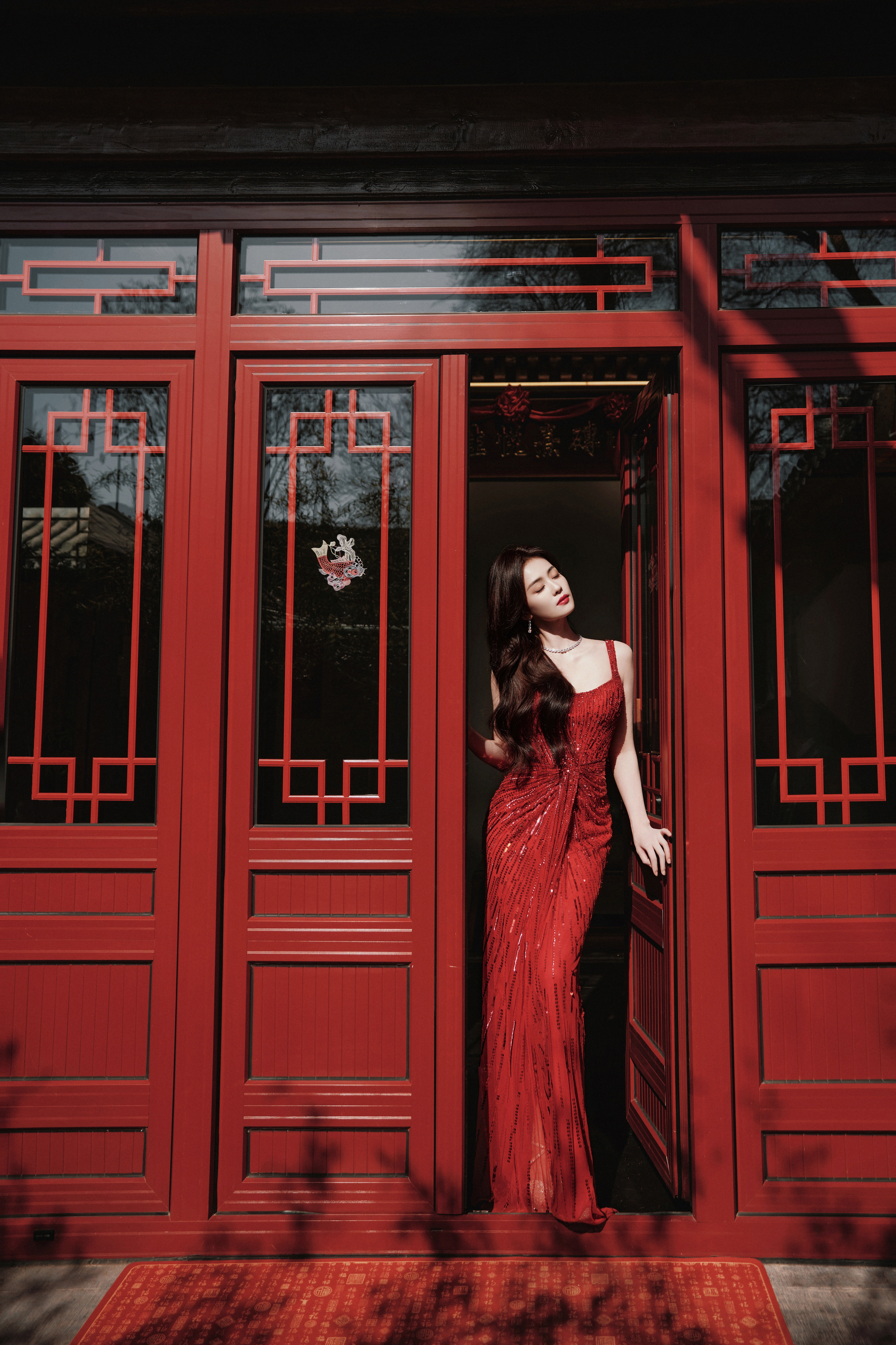 白鹿今日亮相央视总台马年春晚造型图集，两套Look分别来自SeleneChow