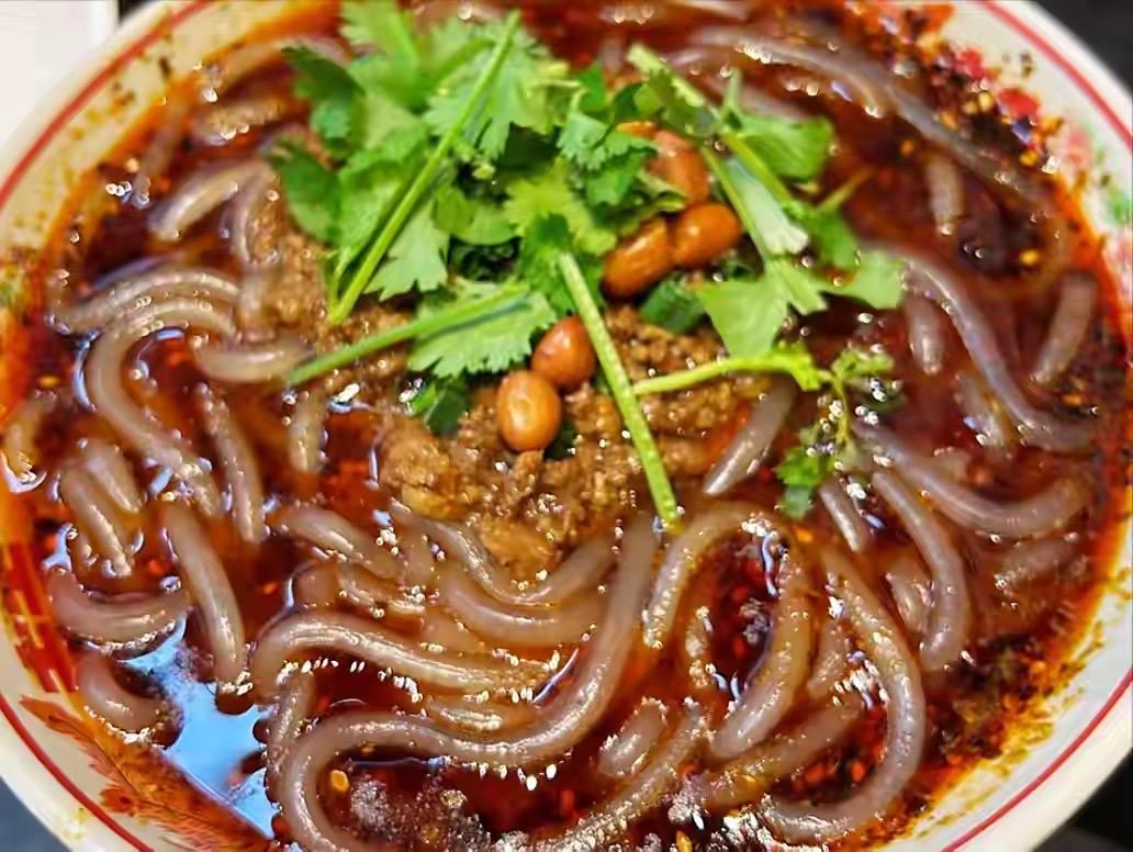 重庆“10大名小吃”，错过就亏大了，你吃过几个1.重庆小面2.红油抄手