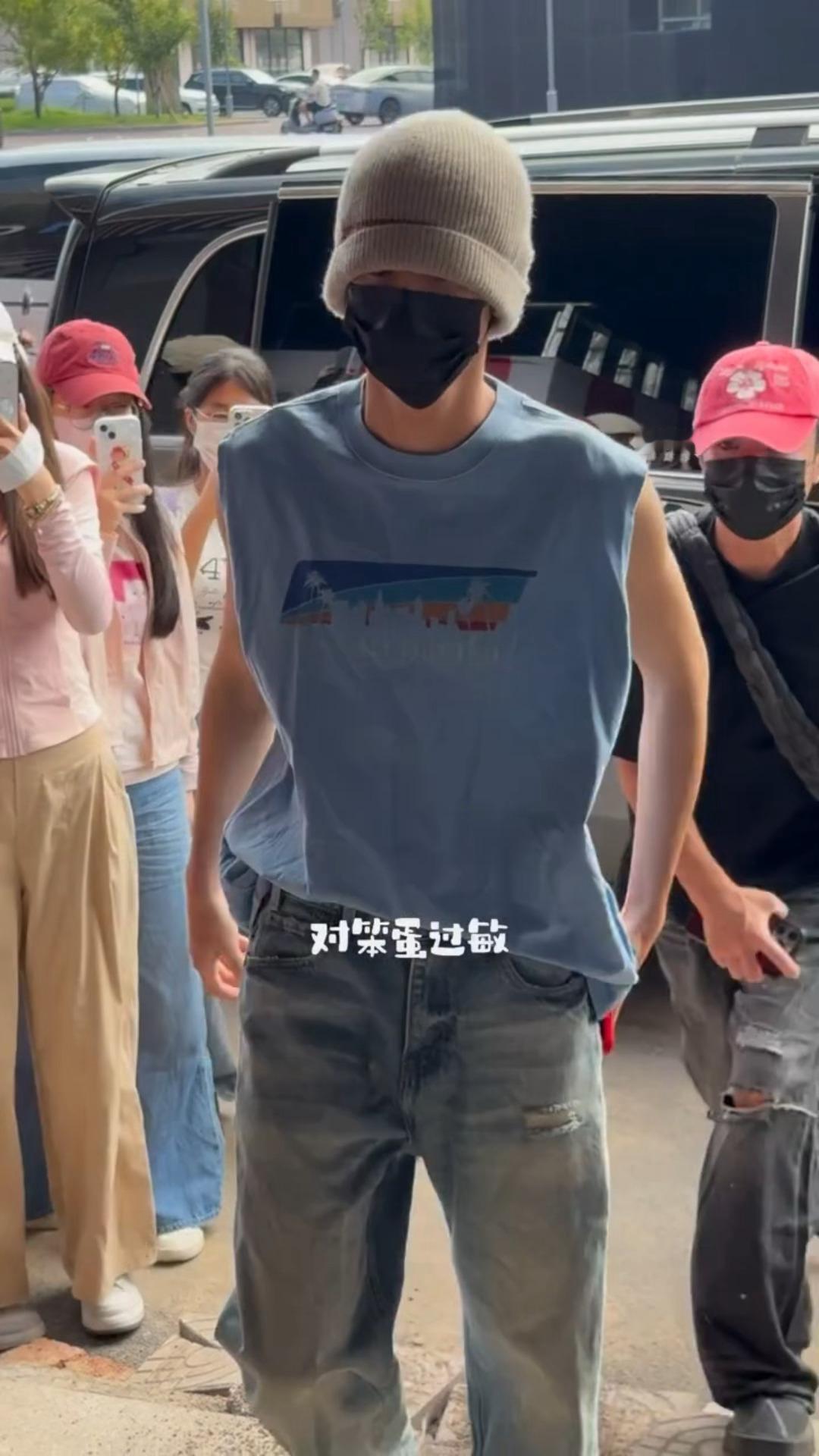 陈哲远多穿无袖，爱看陈哲远蓝色无袖背心陈哲远无袖背心配毛线帽​​​
