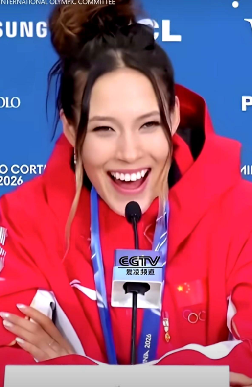 老外记者当面挖坑：你是赢了两块银牌，还是丢了两块金牌？谷爱凌听完，直接笑出了声。